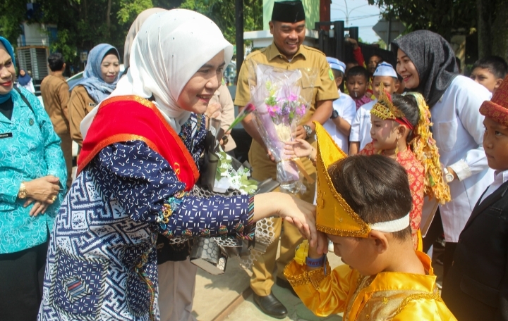 Bunda Paud Muba Hj Triana Disambut Bahagia di TK dan SD, Minta Sekolah Terapkan Pembelajaran Menyenangkan