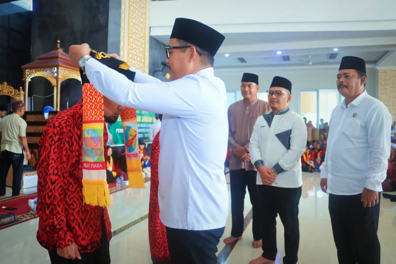 Pemkab Muba Berangkatkan 328 Jemaah Umrah, Wabup Kyai Abdur Rohman Ingatkan Pentingnya Niat Ikhlas