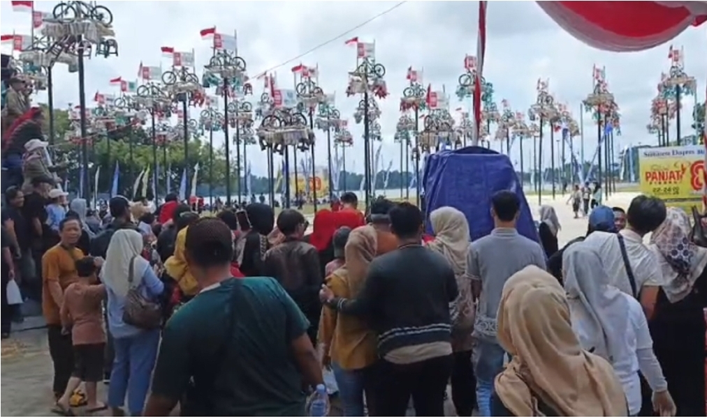 Meriah! Puluhan Ribu Warga Padati JSC Palembang Saksikan Panjat Pinang 80 Pohon HUT RI ke-80