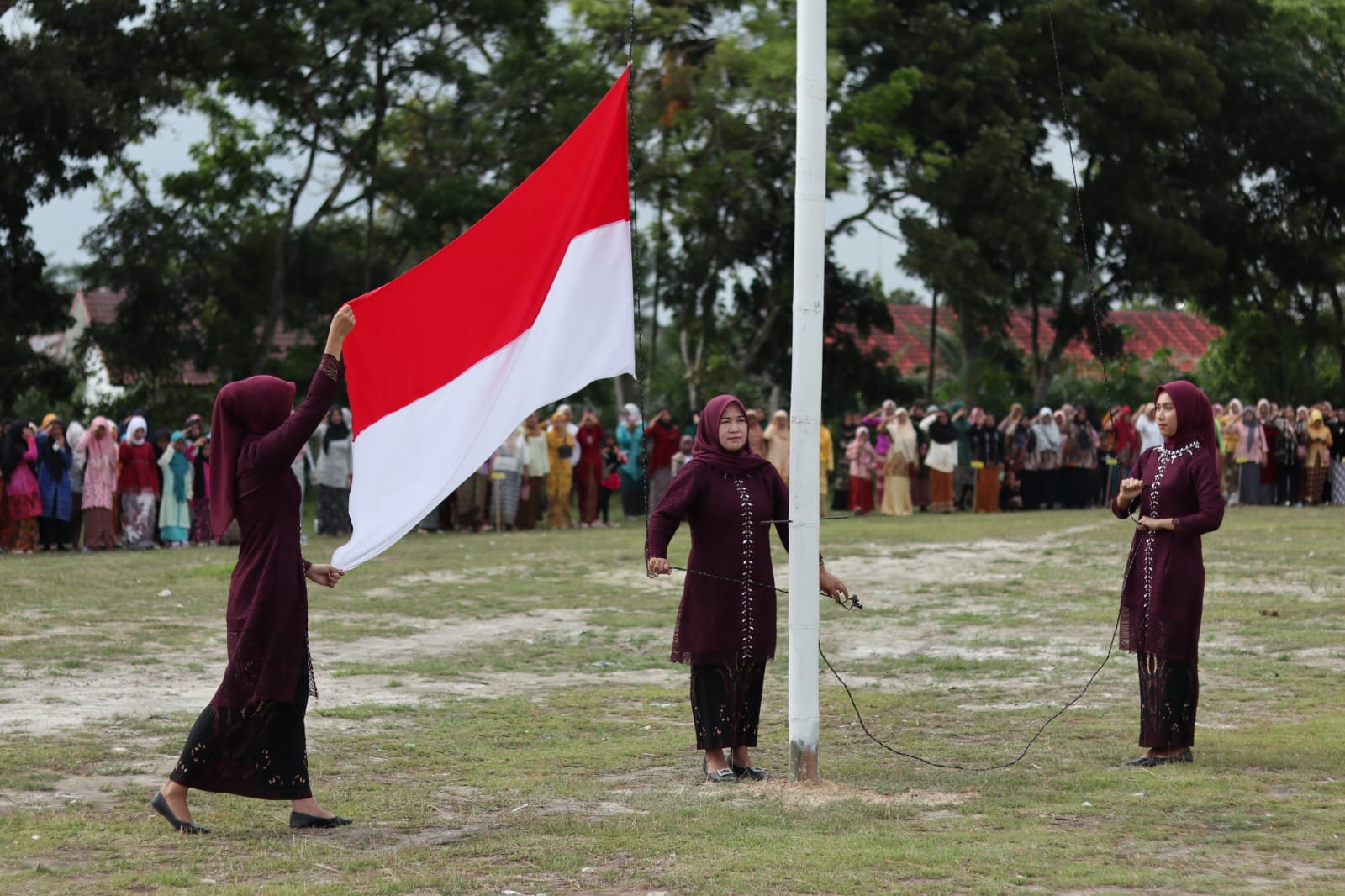 Peringari Hari Kartini, TP PKK Desa Bumi Kencana Sungai Lilin Gelar Upacara Bendera
