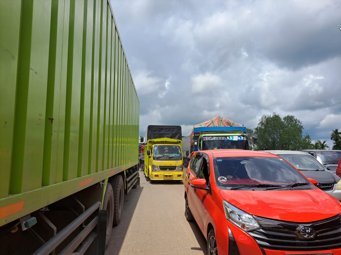 Aktifitas Pasar Ramai, Arus Lalin Padat Merayap