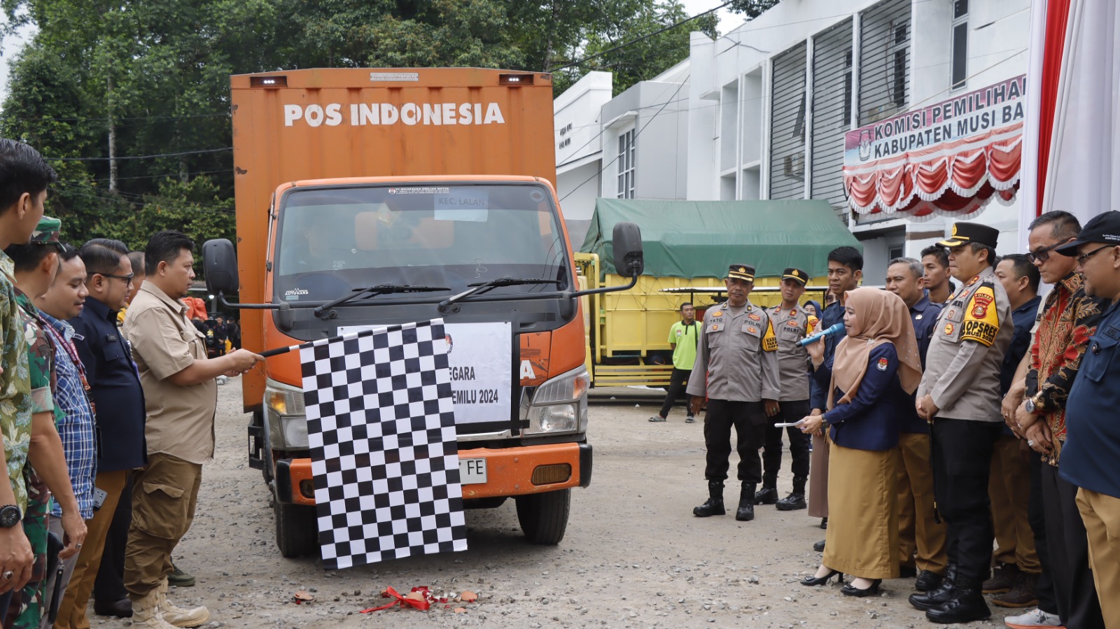 Hari Pertama 10 Truk Logistik Pilkada di Muba Sudah di Distribusikan