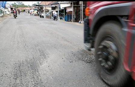 Hanya Hitungan Hari,  Aspal Mulai Terkelupas 