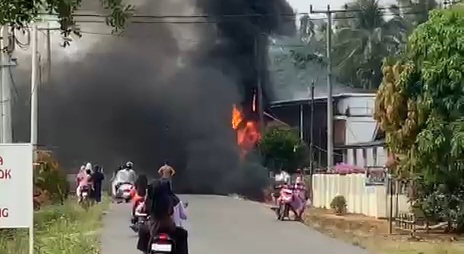 Diduga Korsleting Listrik, Kebakaran Pom Mini di Keluang Hanguskan Puluhan Juta Rupiah