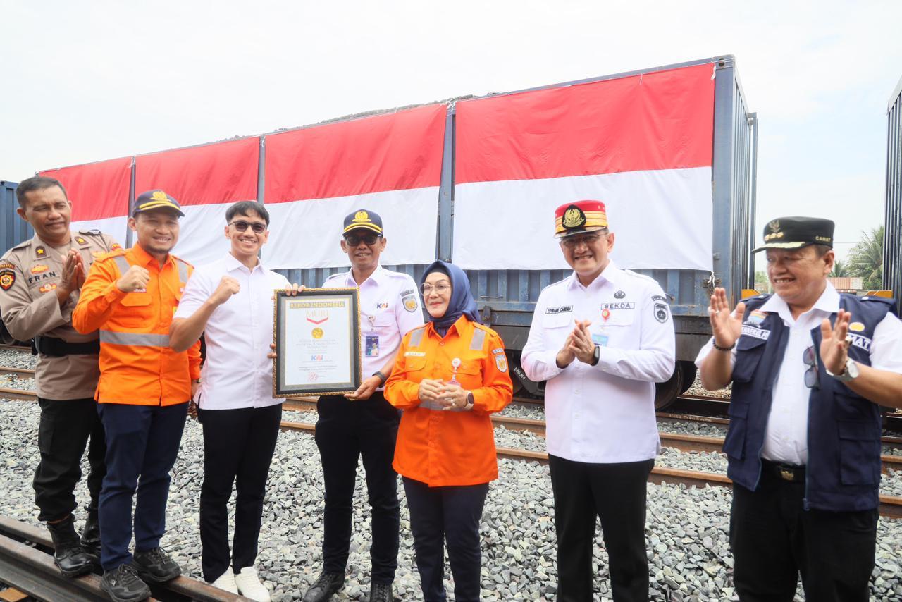 Sekda Sumsel Apresiasi PT KAI Pecahkan Rekor MURI Pemasangan Bendera Merah Putih Terbanyak di Gerbong KA