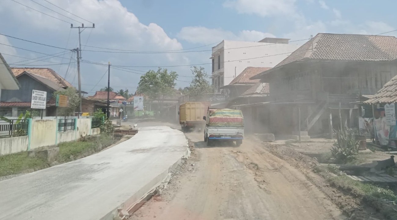 Meski Berdebu, Warga Senang Jalan Sekayu Pendopo Rusak Diperbaiki