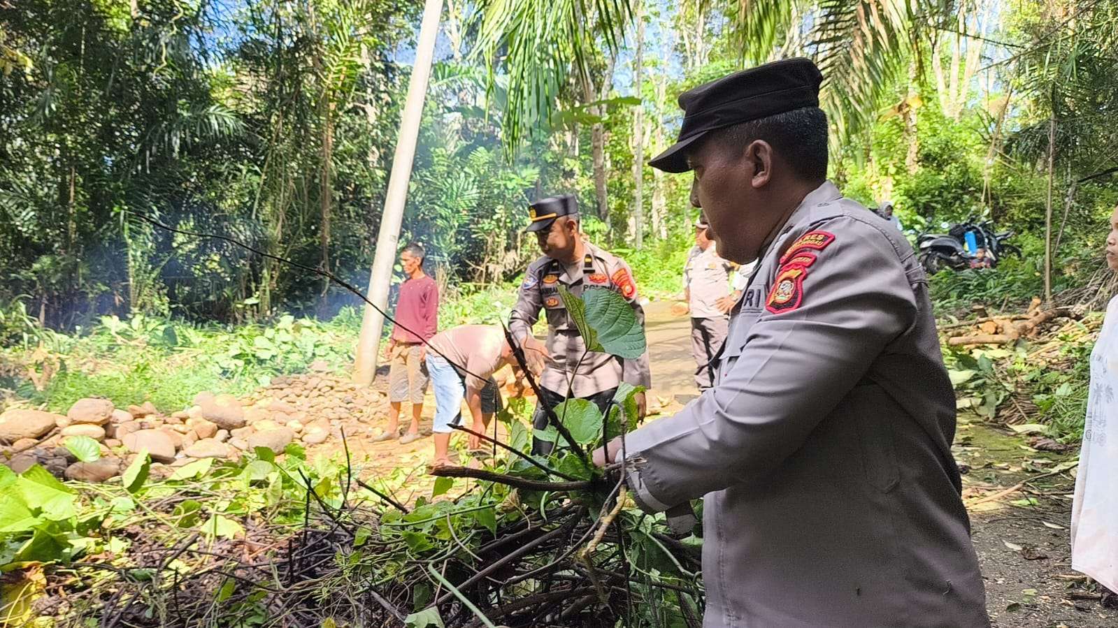 Jembatan Dua Kelurahan di Lubuk Linggau Disulap Bersih dan Aman, Program BELIDA Polda Sumsel Libatkan Warga