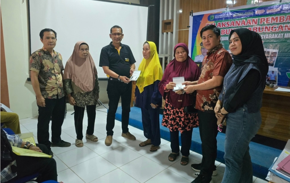 Puluhan Warga Babat Toman Terima Buku Tabungan Program BANTU UMAK