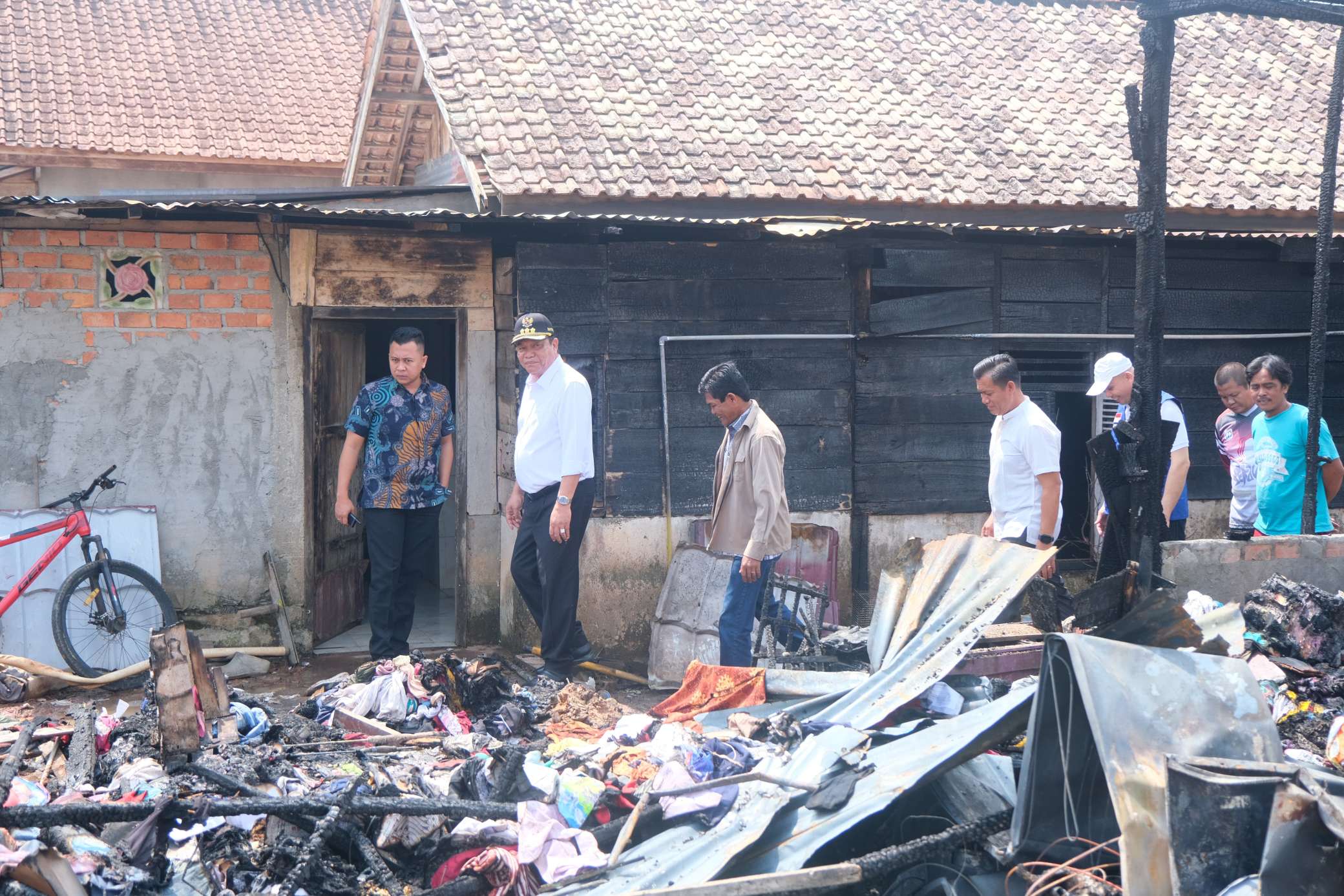 Bupati Muba Tinjau Lokasi Kebakaran di Serasan Jaya, Janjikan Bantuan Pembangunan Rumah Warga