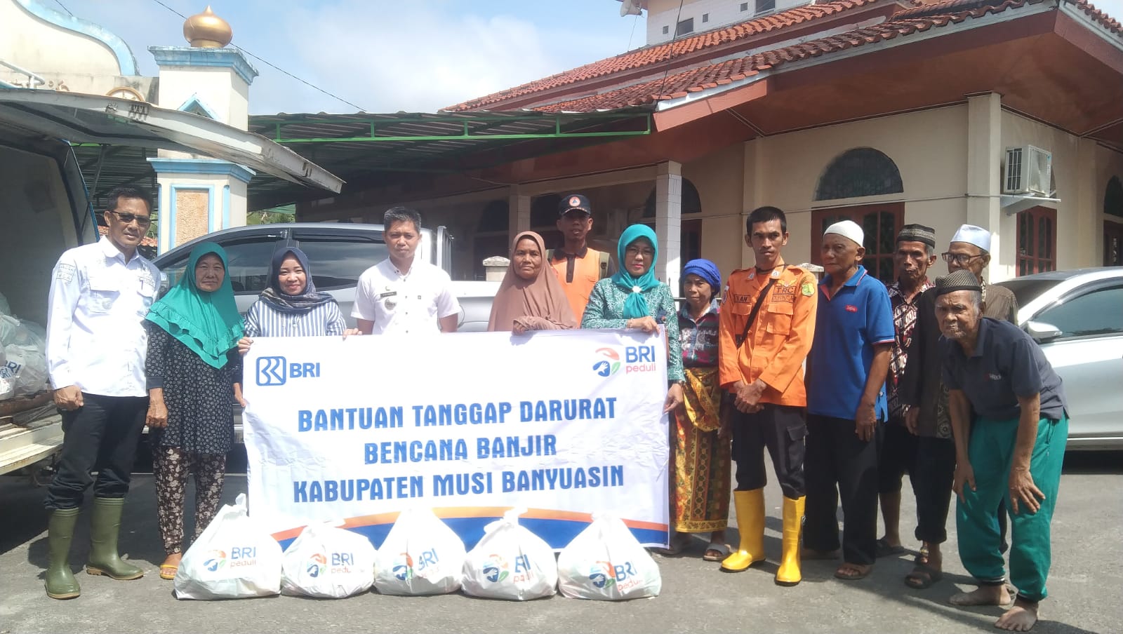 BRI Cabang Sekayu Peduli, Salurkan Ratusan Paket Sembako dan Nasi Kotak, Ke Warga Terdampak Banjir