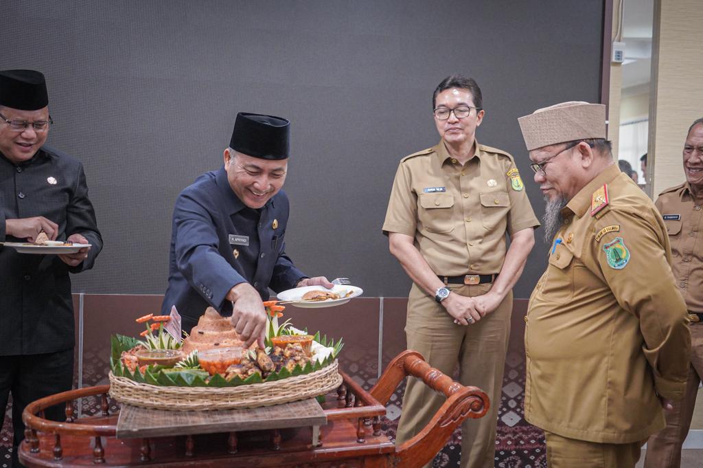 Ulang Tahun ke-56, Pj Bupati H Apriyadi Mahmud Dapat Kejutan Ultah dari ASN Muba