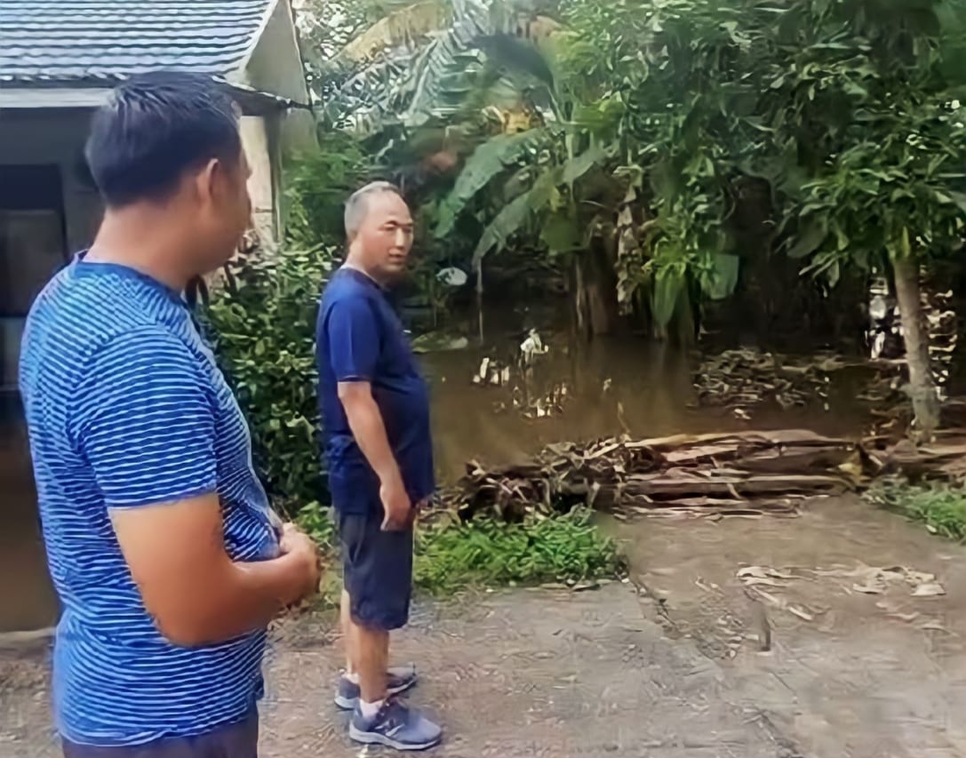 Jalan Kaki, Apriyadi Sambangi Warga Terdampak Banjir di Sekayu