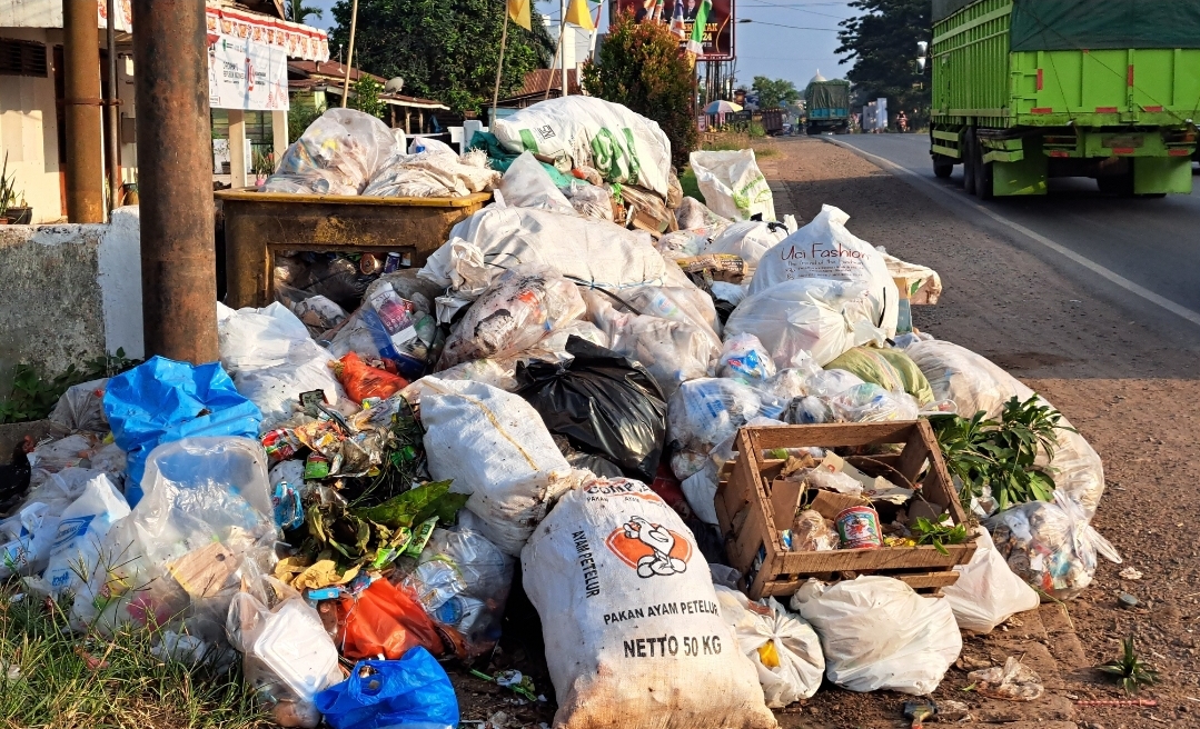 Mobil Angkutan Rusak, Sampah di Sungai Lilin Menumpuk 