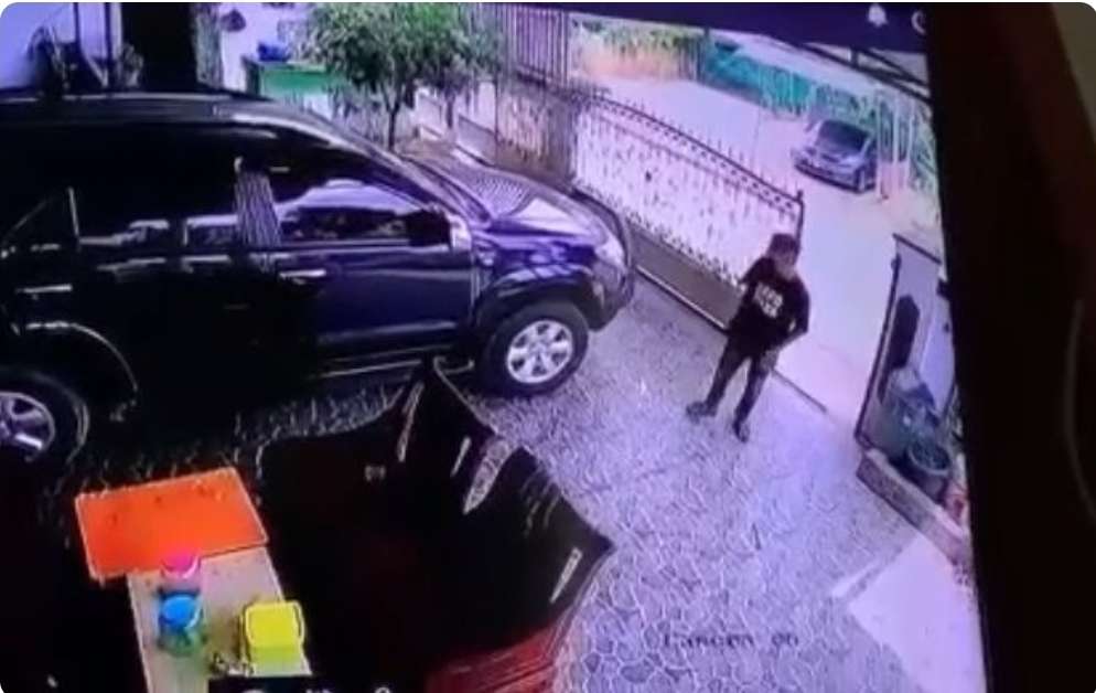 Aksi Rekaman Pencurian Sepeda Motor Bos Bakso Viral, Pelaku Gunakan Baju 'PAPA MUDA' 