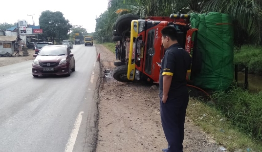 Truk Terbalik Karena Bahu Jalan Berlubang, Ini Keluhan Sopir