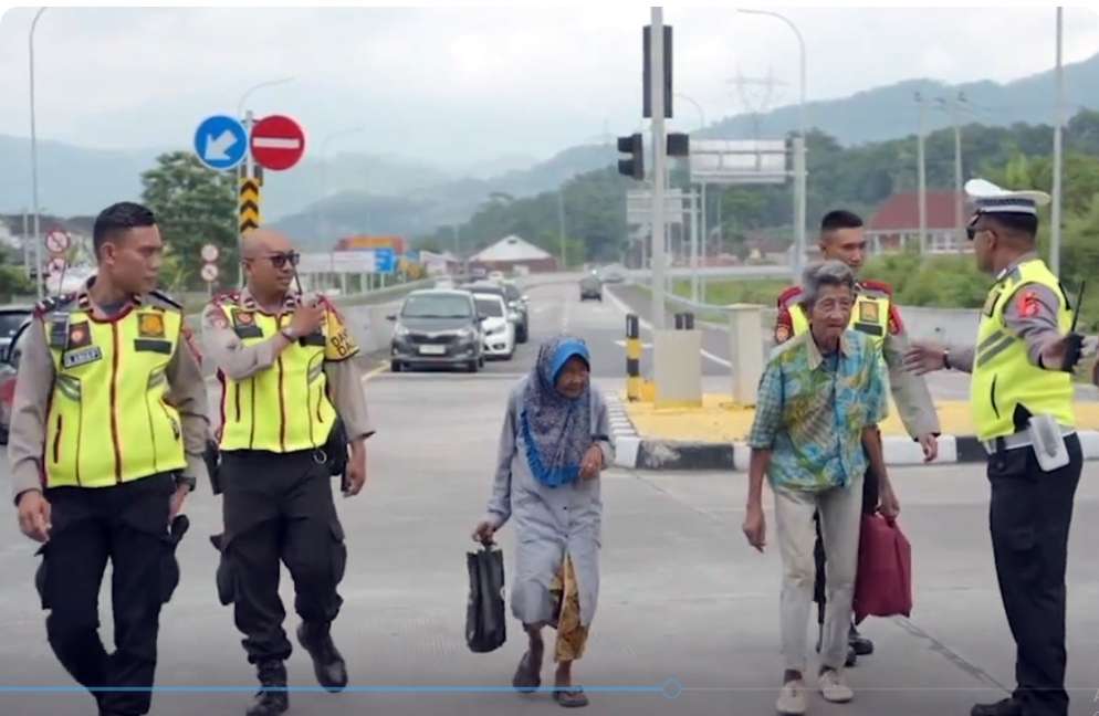 Mengharukan, Kedua Lansia di Jawa Barat Ini Jalan Kaki Telusuri Tol, Demi Kunjungi Cucu