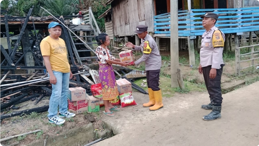 Polsek Keluang Beri Bantuan Korban Kebakaran di Tanjung Dalam