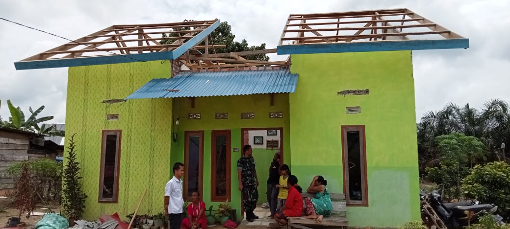 Puluhan Rumah di Bayung Lencir Rusak Oleh Angin Kencang, Ini Yang Dilakukan Polsek Bayung Lencir