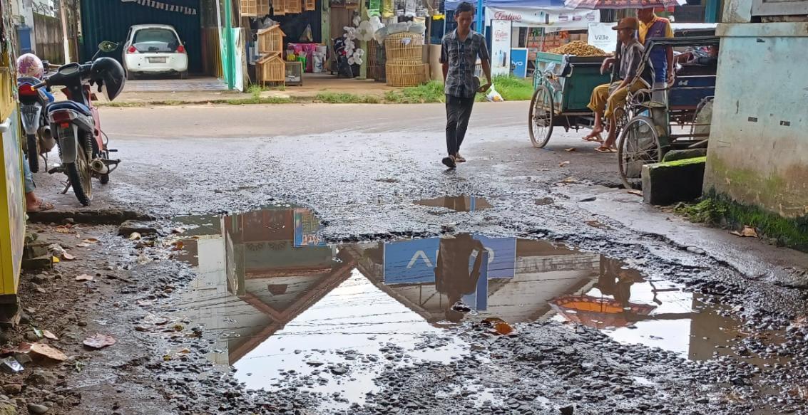 Jalan Masuk Pasar Perjuangan Sekayu Tak Pernah di Perhatikan, Kondisinya Rusak dan Becek