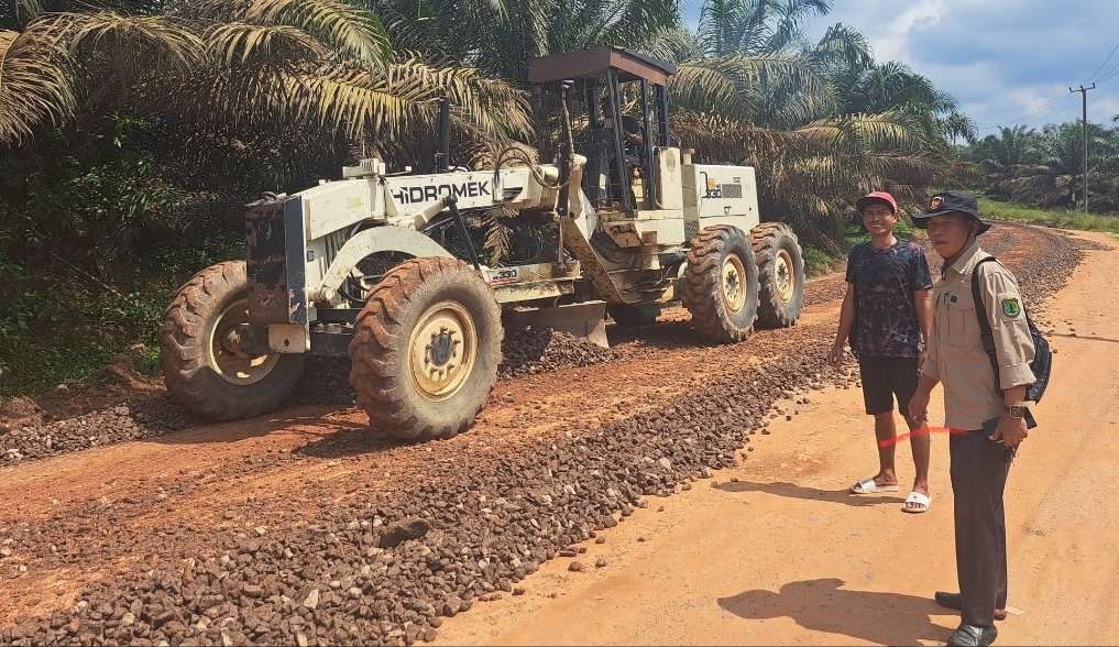 Pemdes Cinta Damai Lakulan Pengerasan Jalan Poros Desa, Hasil Swadaya Masyarakat dan Pihak Ketiga