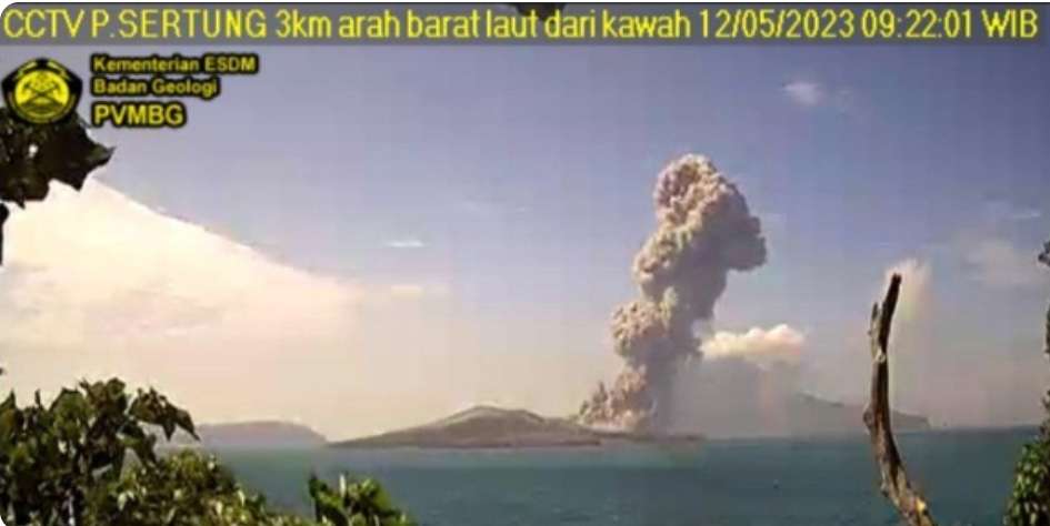 Semburkan Abu Vulkanik Setinggi 2 KM, Gunung Anak Krakatau Kembali Erupsi