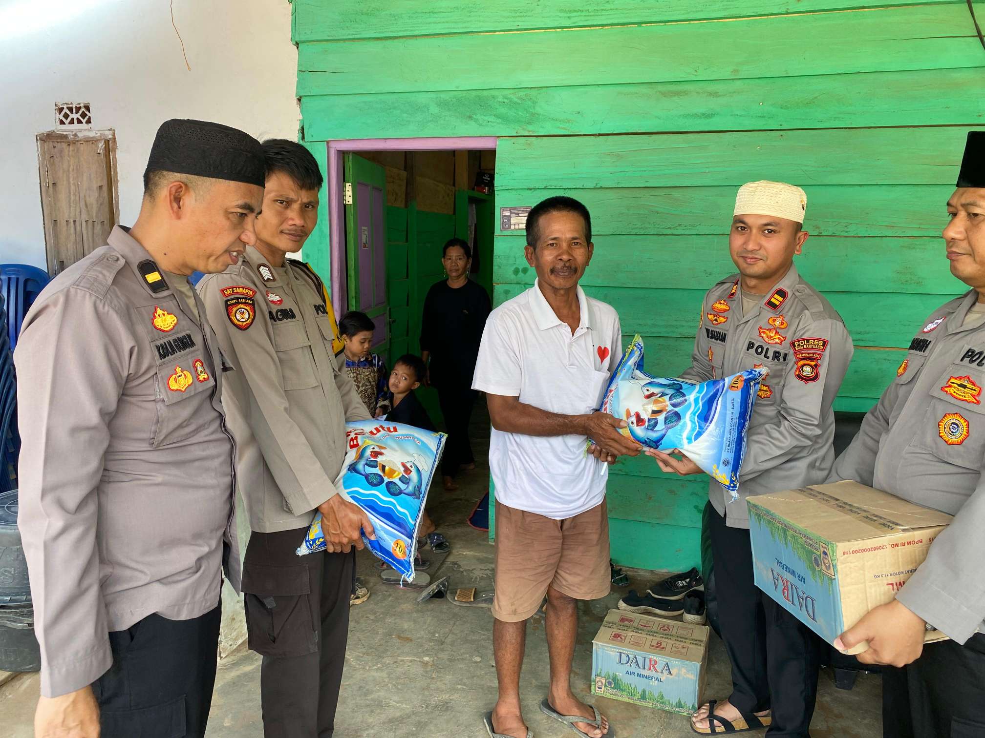 Kapolsek Keluang dan Jajaran Kunjungi Korban Penusukan di Jalan Kebun PT Hindoli