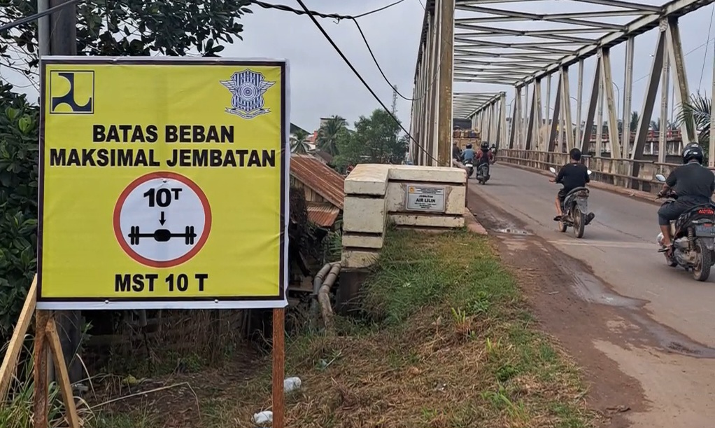 Ada Papan Peringatan di Sekitar Jembatan Sungai Lilin, Kendaraan Beban Berat Dihimbau Melintas Bergantian