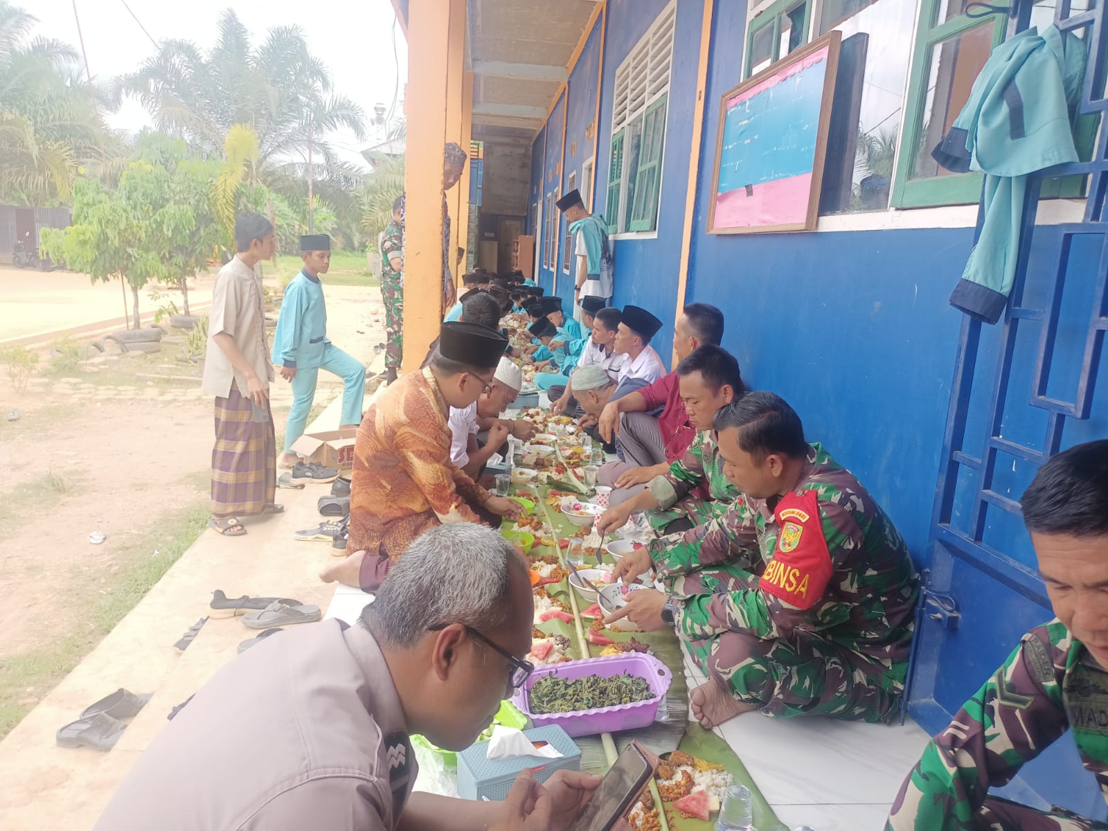 'Ambil Alih' Dapur Ponpes Darul Ulum, Babinsa Sanga Desa Kompak Masak dan Ngeliwet Bareng Santri