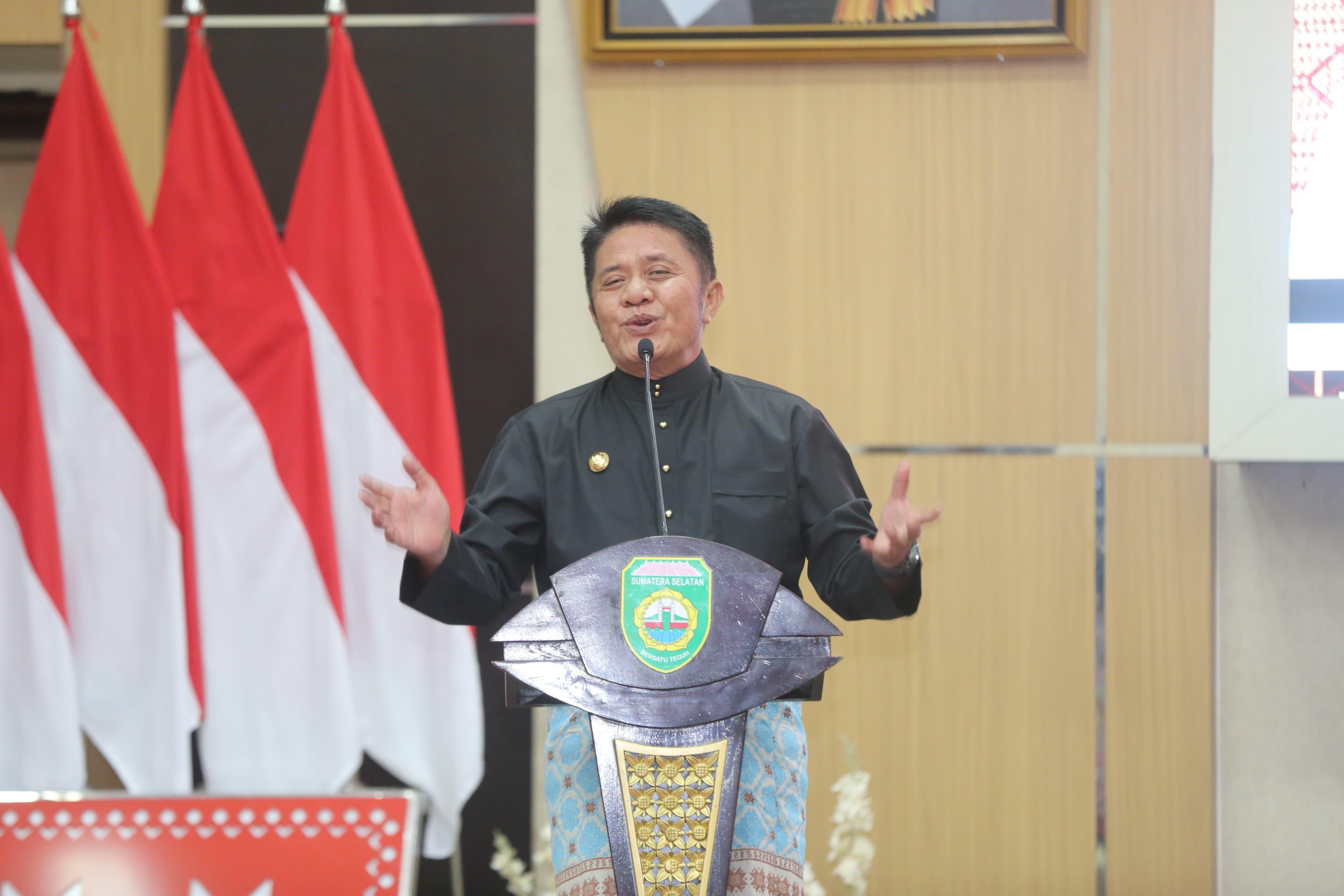 Gubernur Herman Deru Serahkan Santunan Jaminan Kematian BPJS Ketenagakerjaan kepada Petani Sawit di Sumsel