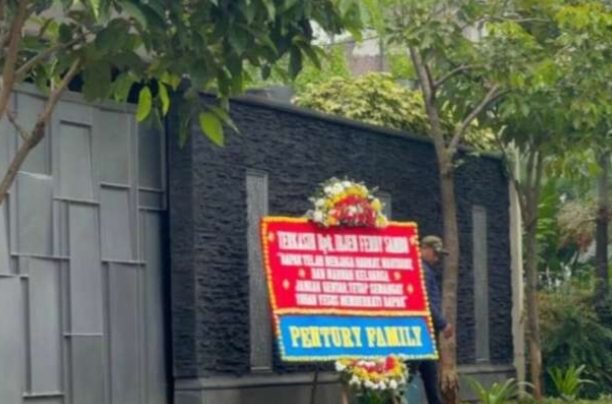 Misteri Karangan Bunga 'Jangan Gentar' di Depan Rumah Ferdi Sambo, Siapa yang Mengirim?