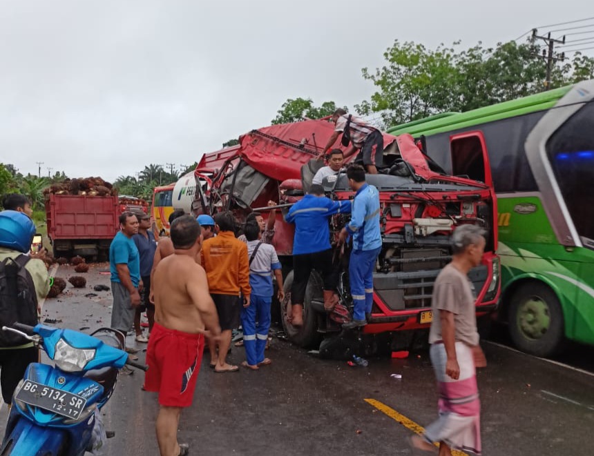 Breaking news : Tangki Pertamina Terlibat Kecelakaan Dengan Truk Sawit di Srigunung, Jalintim Tersendat