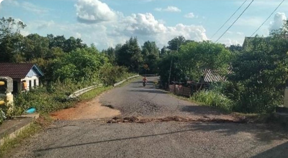 Oprit Jembatan di Desa Tanah Abang Muba Berlubang Cukup Dalam, Bahayakan Pengguna Jalan