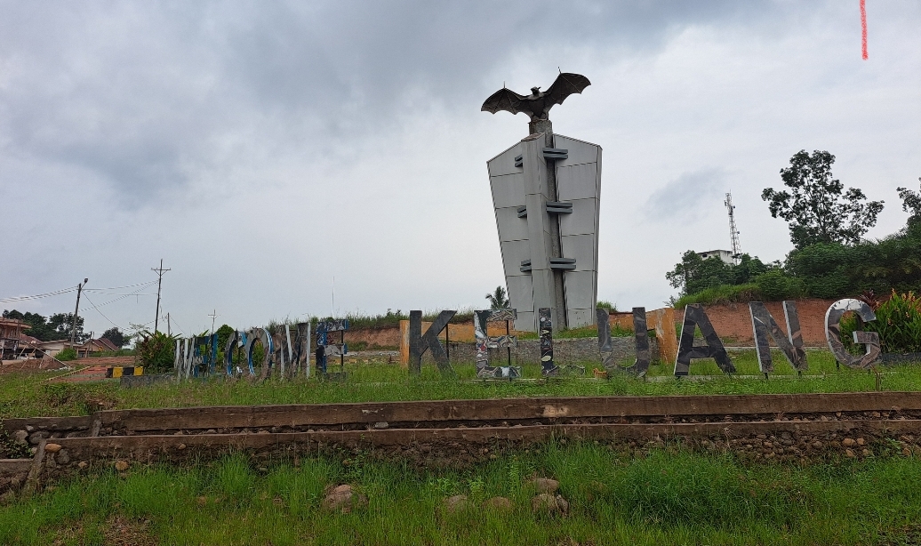 Areal Tugu Keluang Terlihat Kurang Terawat, Dipenuhi Rumput