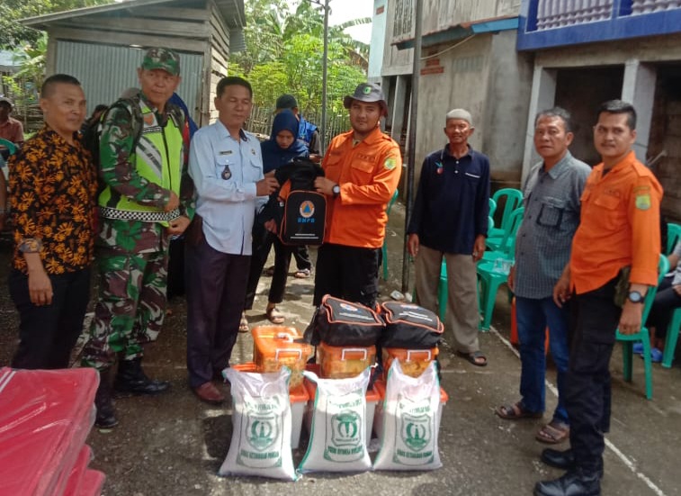 Pemkab Muba Serahkan Bantuan Logistik Kepada Korban Kebakaran di Petaling