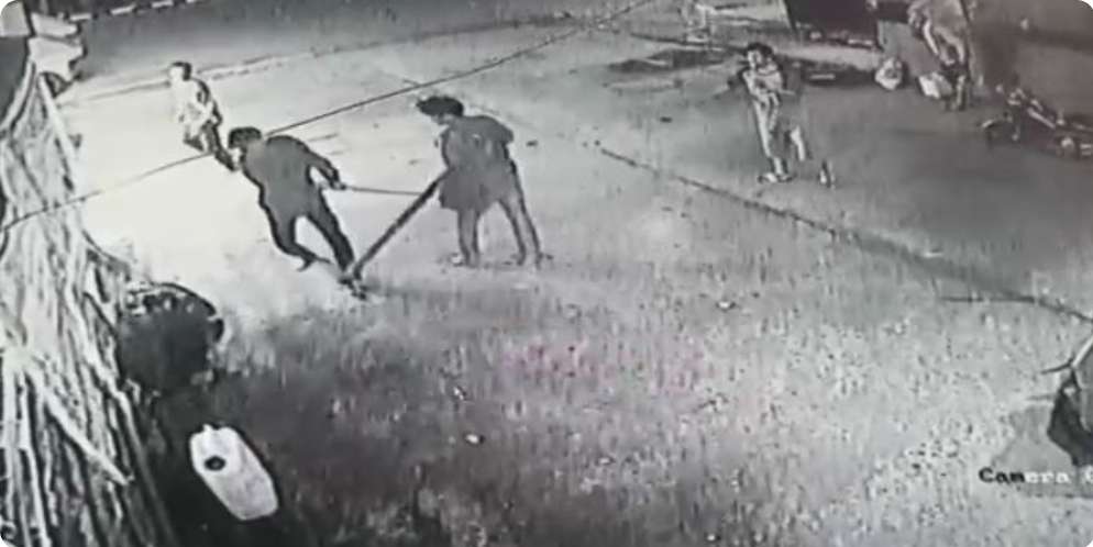 Dua Pria Kejar Seseorang Pakai Samurai dan Balok, Aksinya Terekam CCTV