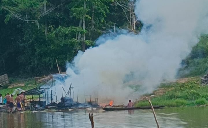 Rumah Rakit di Petaling Kecamatan Lais Terbakar, Satu Keluarga Kehilangan Tempat Tinggal