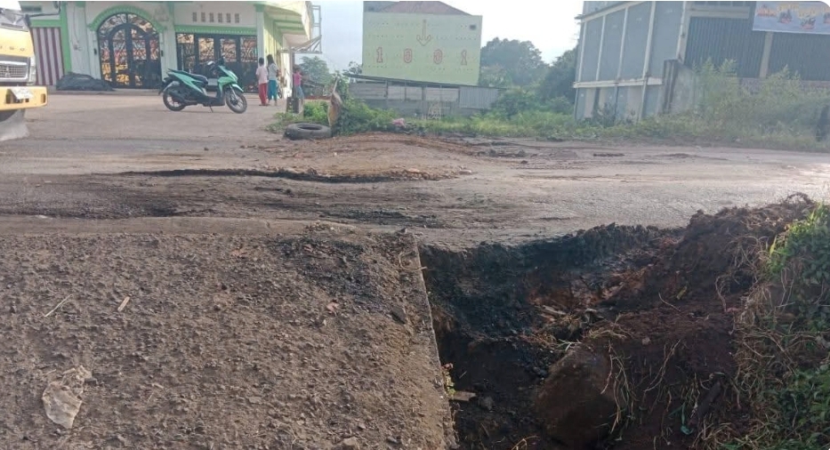 Jalan Lintas Provinsi di Desa Toman Amblas, Pengguna Jalan Harus Berhati-Hati