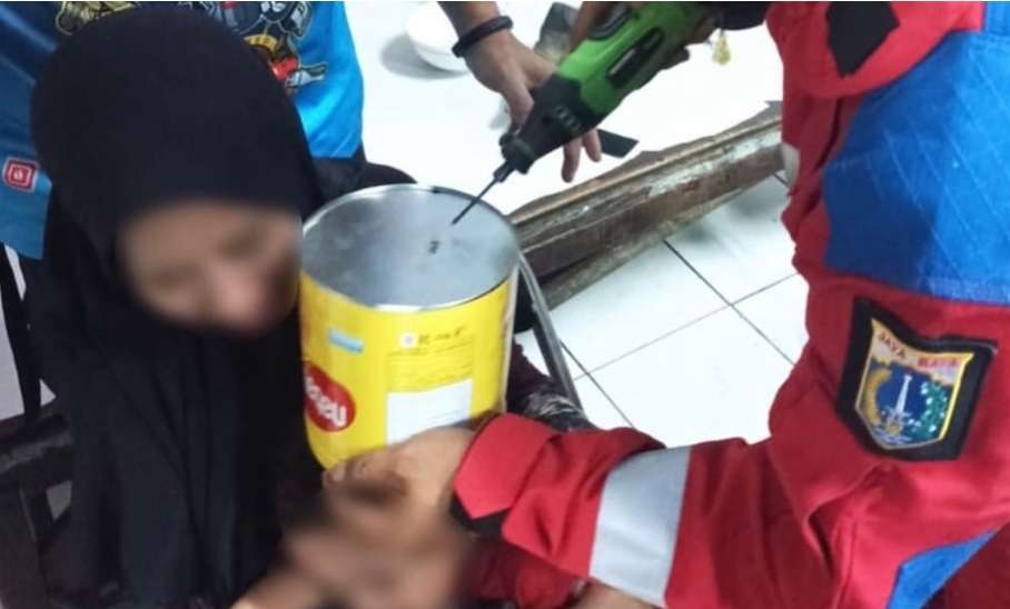 Ada-ada Saja Kepala Bocah Berumur 2 Tahun Tersangkut Kaleng Biskuit, Petugas Damkar Turun Tangan