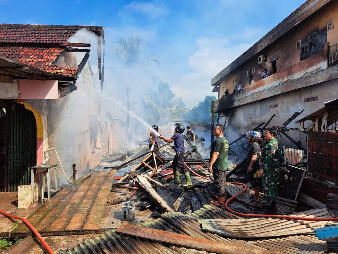 Kebakaran di Pasar Sungai Lilin, 2 Rumah Makan Ludes di Lalap Api