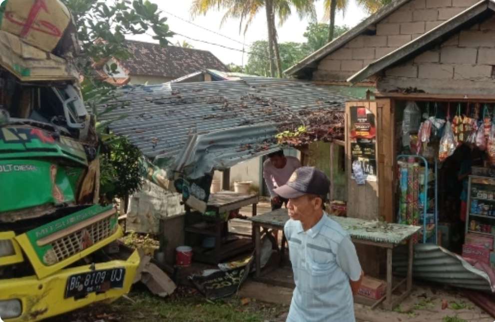 Kecelakaan Kembali Terjadi di KM 32 Banyuasin, Truk Muatan Air Mineral Hantam Pohon dan Warung 