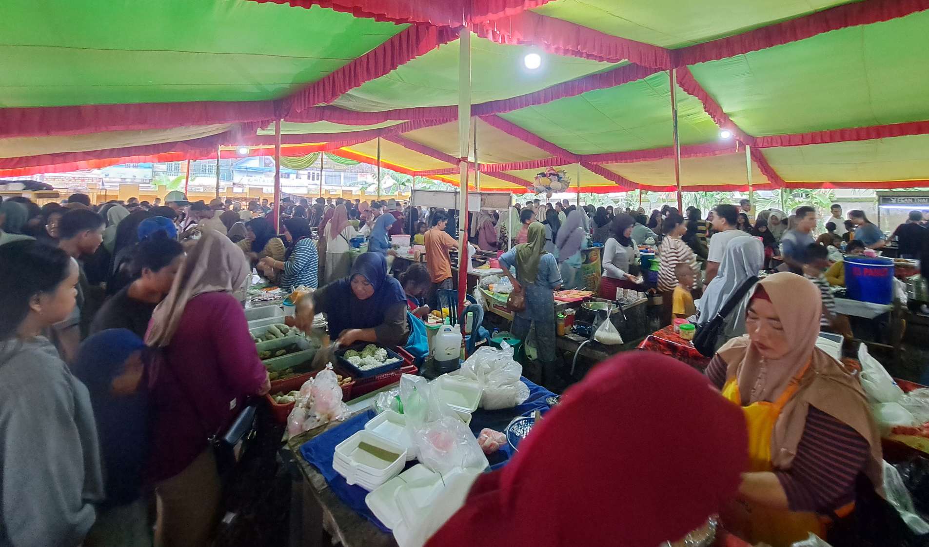 Hari Pertama Ramadhan, Warga Serbu Pasar Bedug di Masjid Agung Sungai Lilin