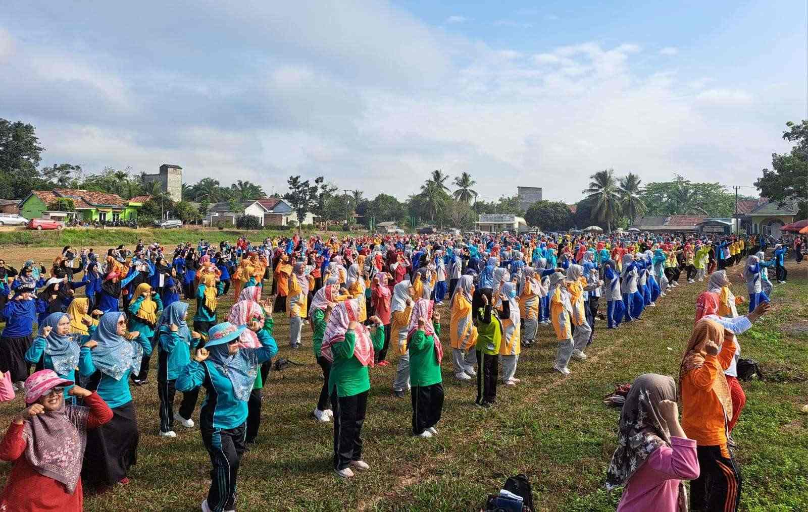 Pertama Kali Digelar, Hampir Seribuan Guru Ikuti Senam Sehat Bersama PGRI Sungai Lilin