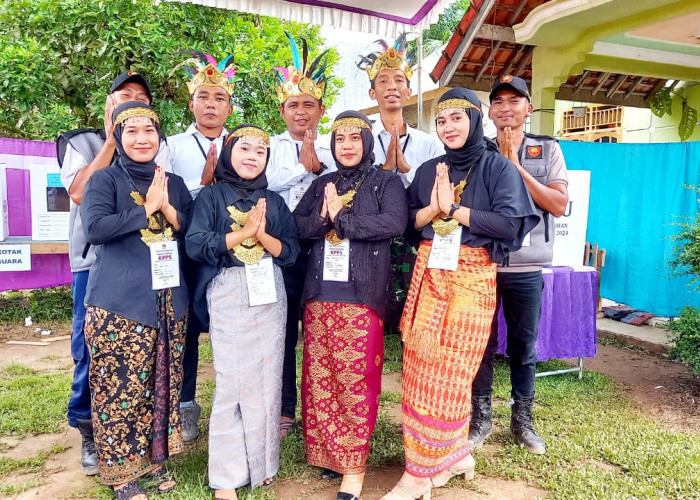 Tampil Beda, Petugas TPS di Desa Nusa Serasan Ini Gunakan Baju Adat Nusantara