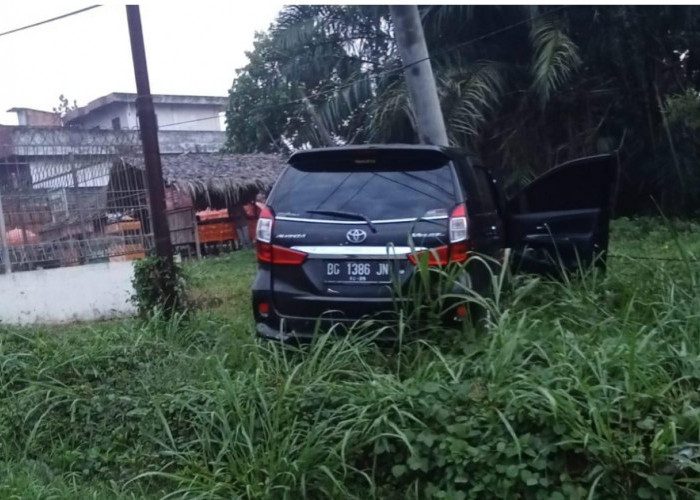 Avanza Tabrak Tiang Listrik di Jalintim, Listrik pun Terpaksa Padam