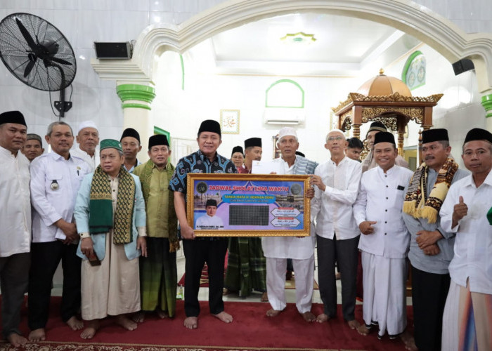 Safari Jumat di Masjid Al-Hikmah  Sematang Borang, Herman Deru : Masjid Merupakan Pusat  Syiar Islam