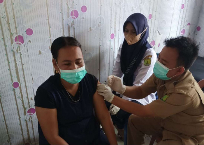 Sinergi Dinkes - Dinsos Muba, Jemput Bola Lakukan Vaksinasi dan Serahkan bantuan Sembako Bagi Suku Anak Dalam