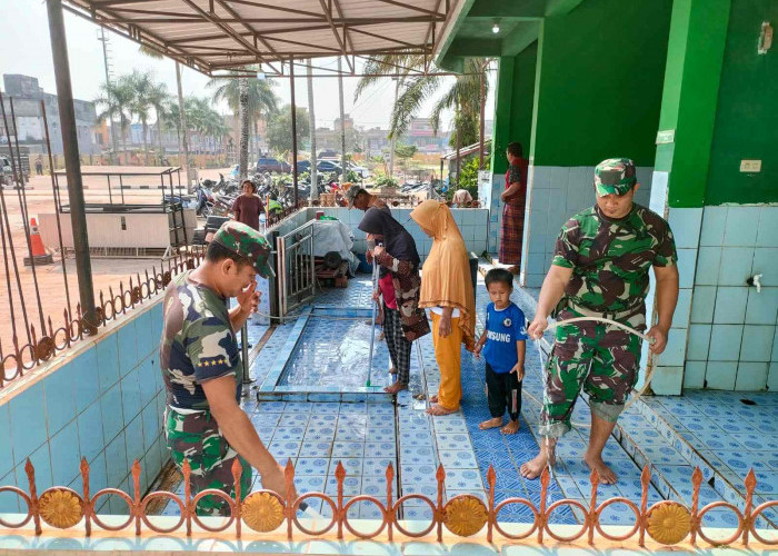 Koramil Sungai Lilin Gelar Kegiatan Bersih Masjid dan Bagikan Sembako, Dalam Rangka HUT TNI