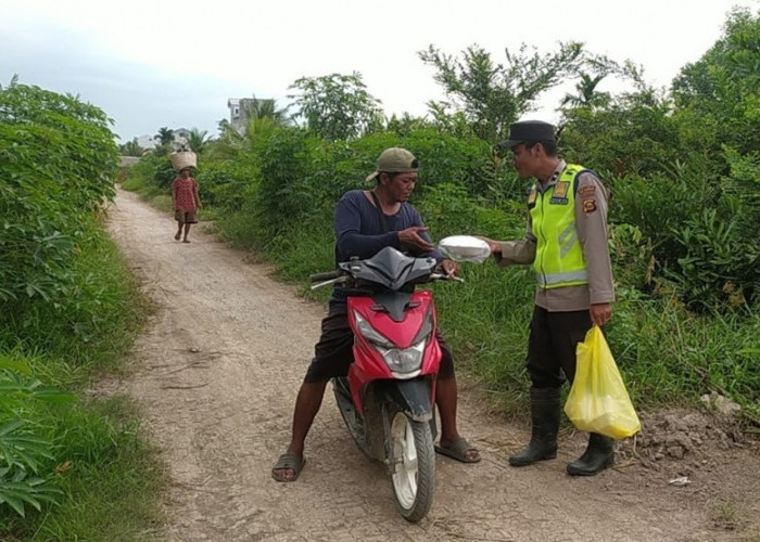 Wujudkan Rasa Peduli, Polsek Lalan Polres Muba Bagikan Nasi Kotak