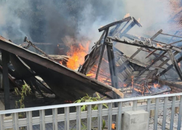 Rumah Orang Tua Kades Sungai Dua Sungai Keruh Terbakar, Api Diduga Berasal Korsleting Listrik