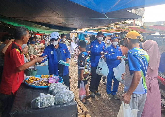Peduli Kabut Asap, PT Hindoli dan SPSI Bagikan Masker di Pasar Sungai Lilin